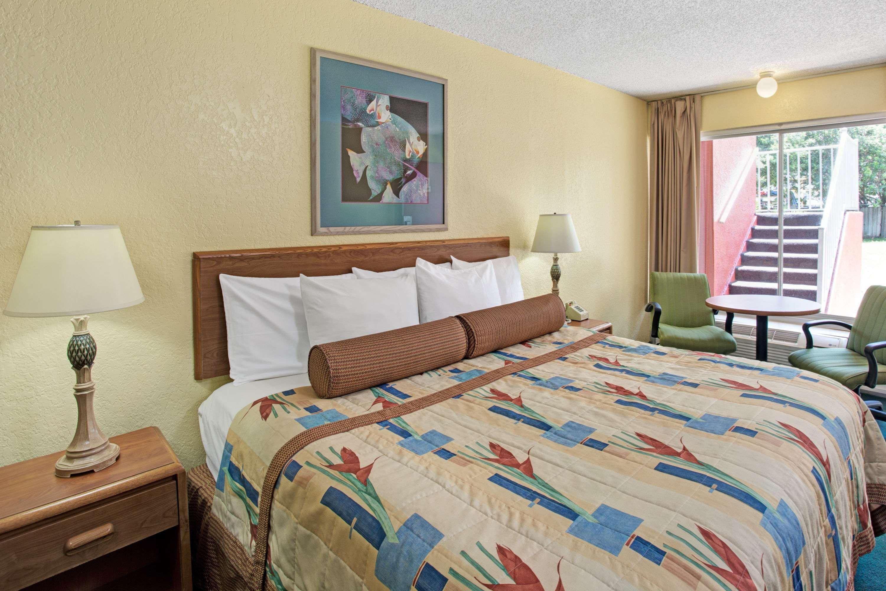 Days Inn By Wyndham Cocoa Cruiseport West At I-95/524 Екстериор снимка