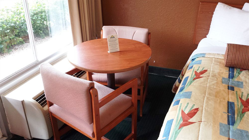Days Inn By Wyndham Cocoa Cruiseport West At I-95/524 Екстериор снимка