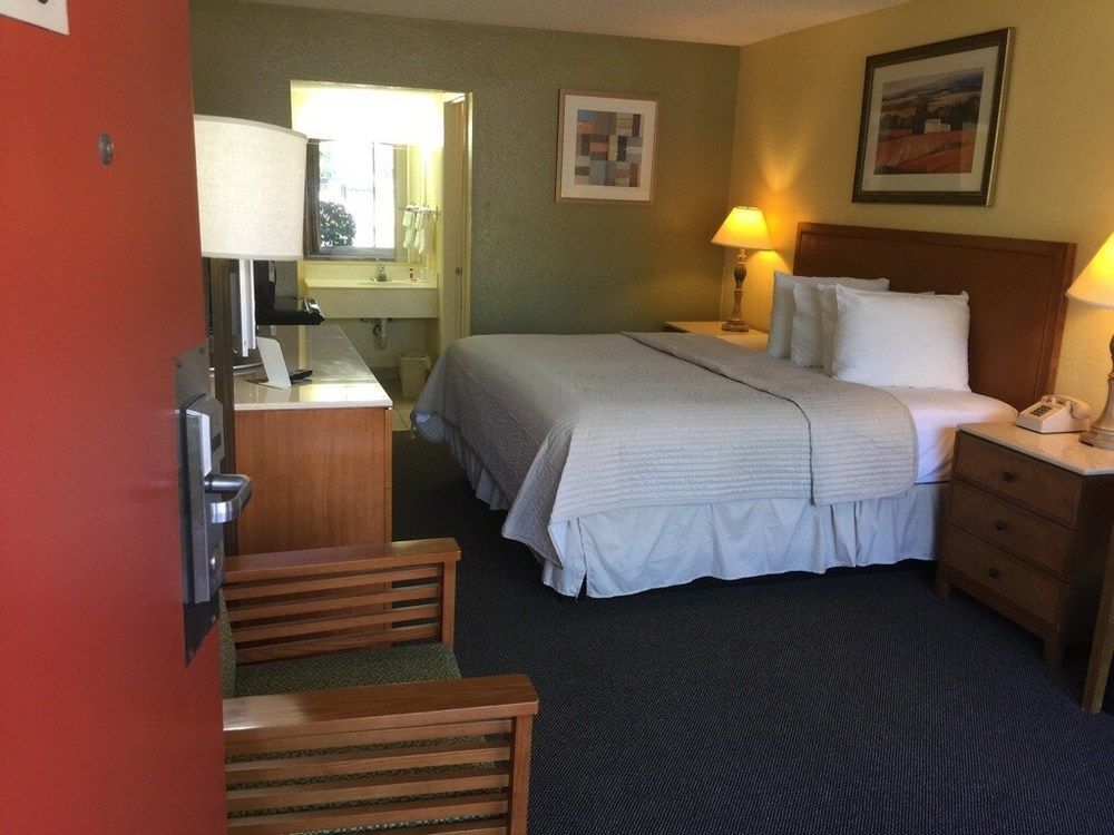 Days Inn By Wyndham Cocoa Cruiseport West At I-95/524 Екстериор снимка